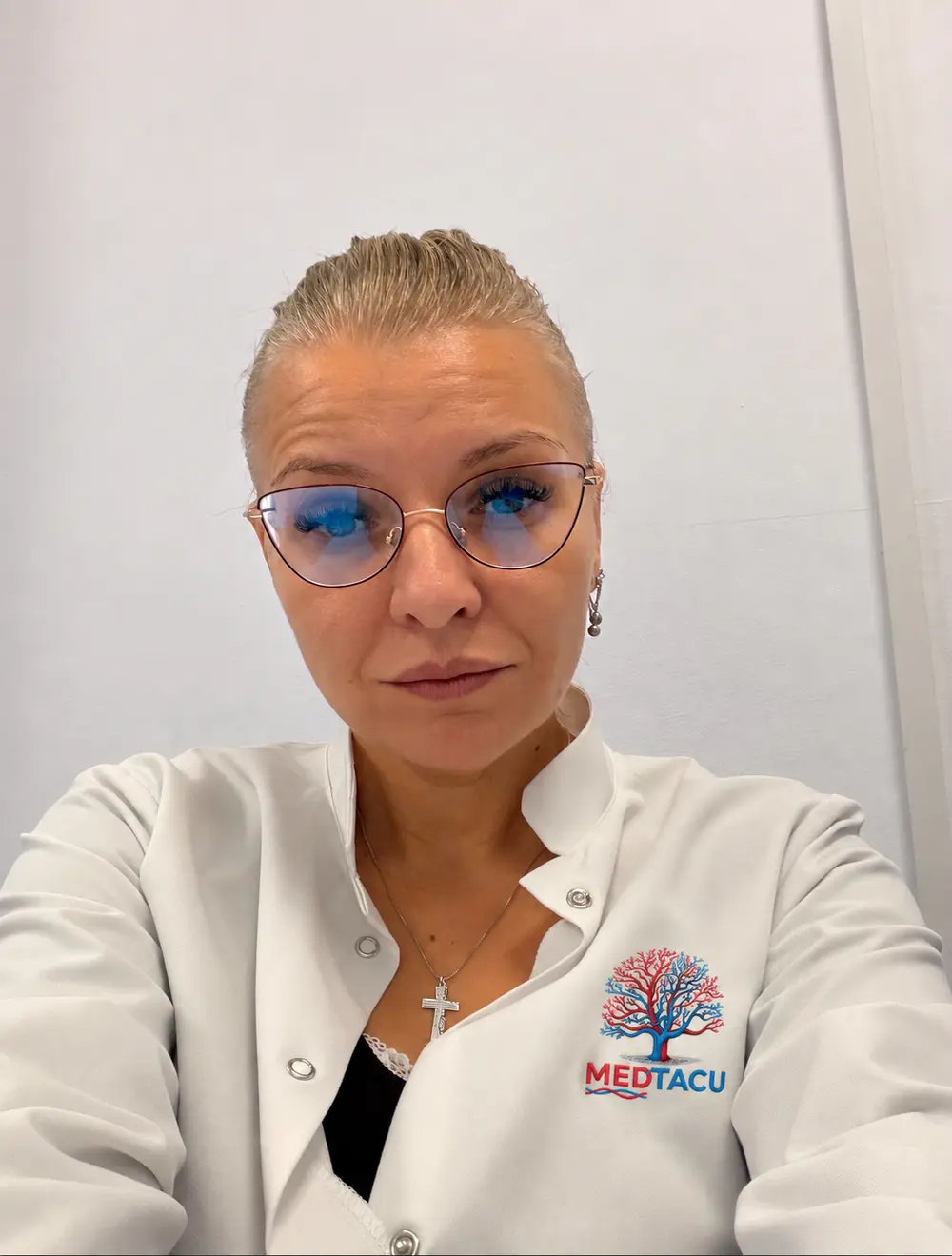 Dr. Țacu Suhăreanu Alexandra Ioana, medic primar chirurgie vasculară, în uniforma MEDTACU